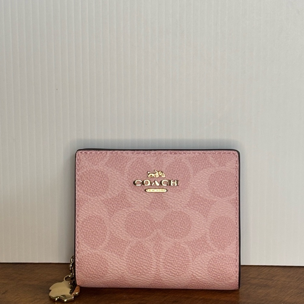 Coach Powder Pink
Snap Wallet In Signature
Canvas With Charm 2026